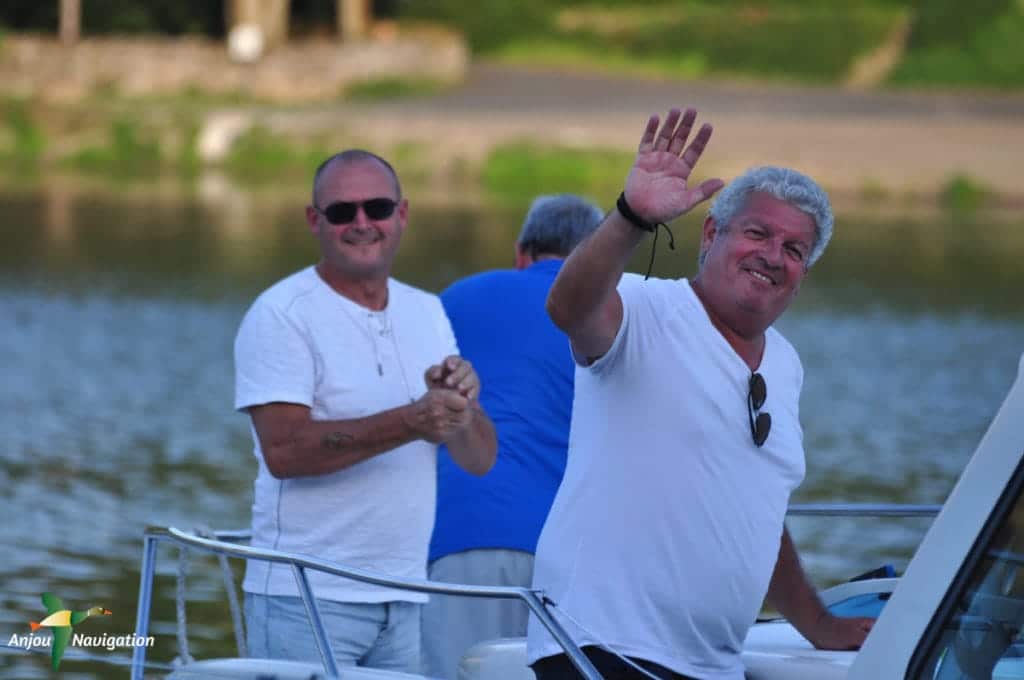 Retraite en fête sur les rives de la Mayenne.