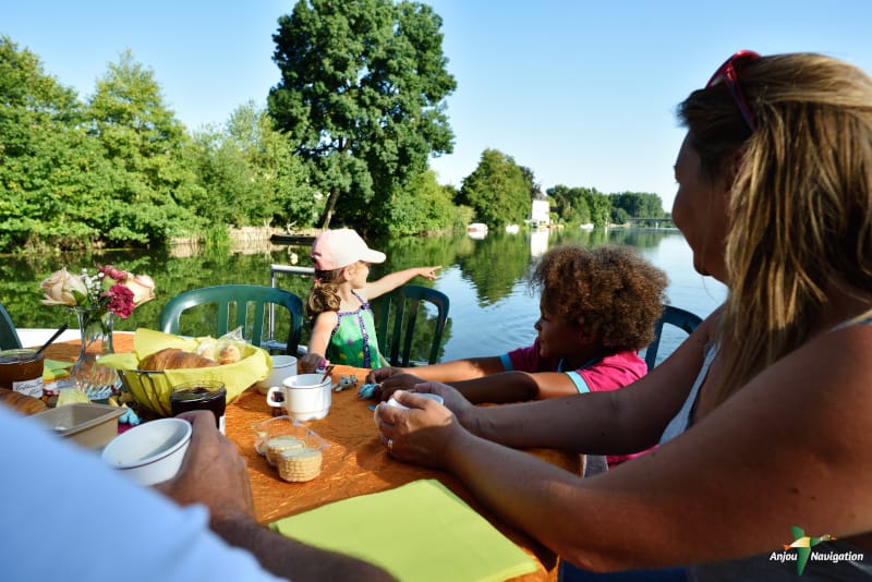 vacances en pays de la loire : petit déjeuner au coeur de la rivière