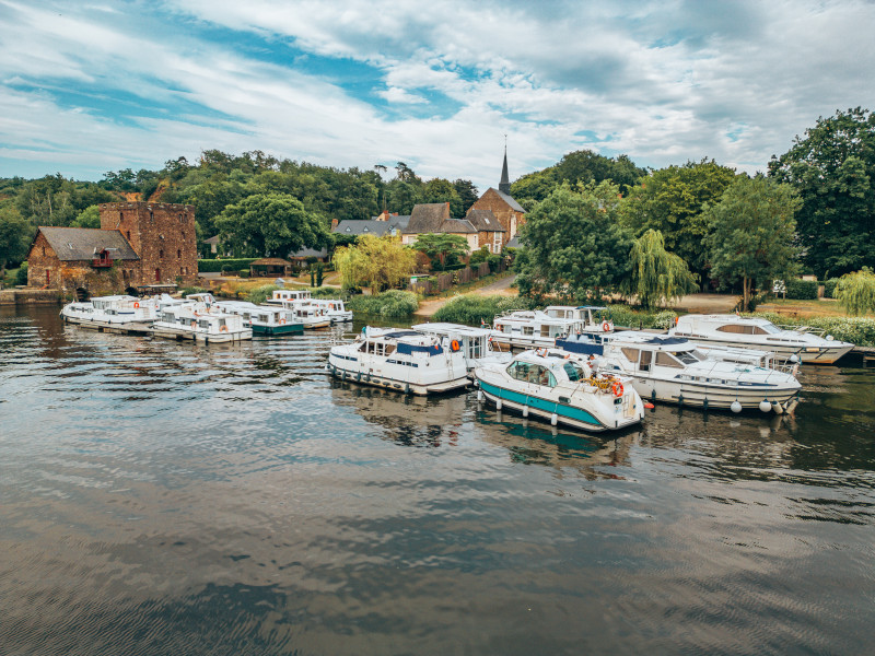 croisière romantique mayenne anjou navigation romantic boat hire france