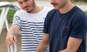 première expérience bateau sans permis : loueur formant un débutant