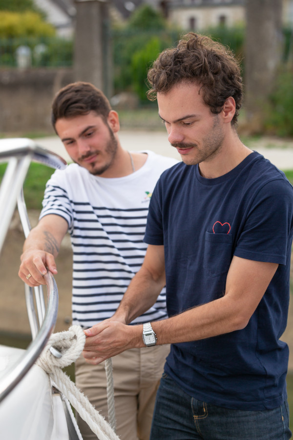 première expérience bateau sans permis : loueur formant un débutant